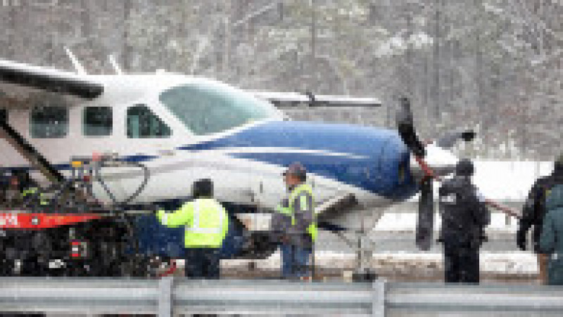 O autostradă din Statele Unite a devenit pistă de aterizare pentru un avion care avea probleme tehnice. FOTO: Profmedia Images | Poza 4 din 8