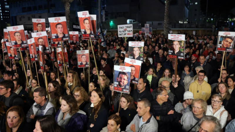 Mii de israelieni s-au adunat sâmbătă la Tel Aviv pentru a protesta față de guvernul premierului Benjamin Netanyahu. FOTO: Profimedia Images