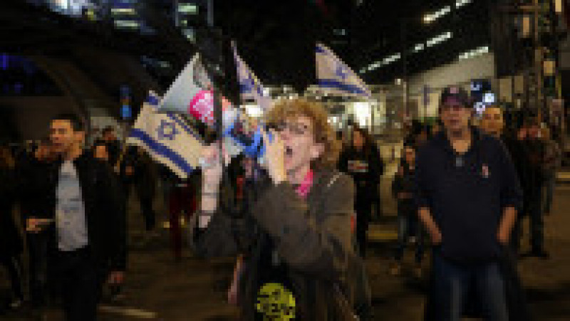 Mii de israelieni s-au adunat sâmbătă la Tel Aviv pentru a protesta față de guvernul premierului Benjamin Netanyahu. FOTO: Profimedia Images | Poza 4 din 6
