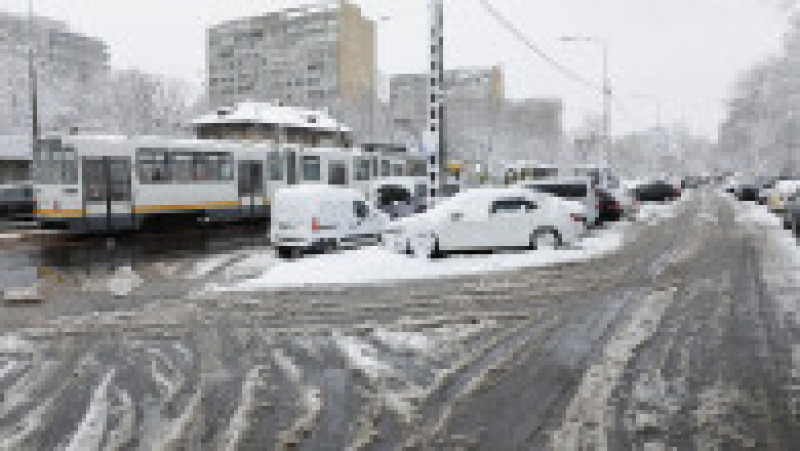 Trotuarele sunt pline de gheață, dar primarii sunt preocupați să se amendeze între ei. Ninsoare în București, 20 ianuarie 2024. Inquam Photos / George Călin | Poza 7 din 18