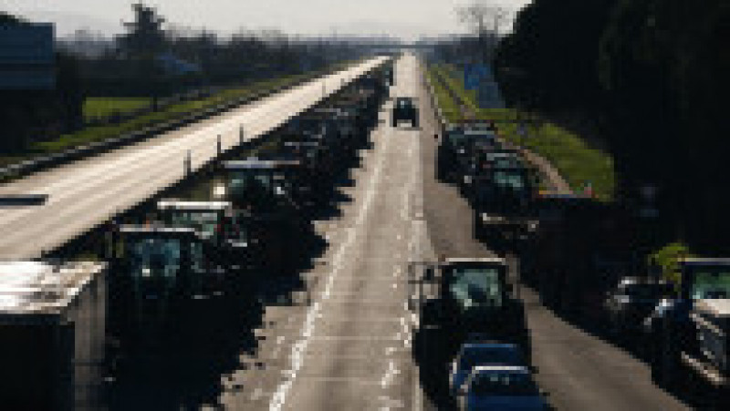 Fermierii din Franța blochează de patru zile o autostradă, au pus baraje pe o șosea și amenință că asta nu e totul. FOTO: Profimedia Images | Poza 5 din 8
