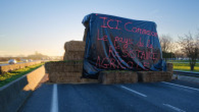Fermierii din Franța blochează de patru zile o autostradă, au pus baraje pe o șosea și amenință că asta nu e totul. FOTO: Profimedia Images | Poza 1 din 8