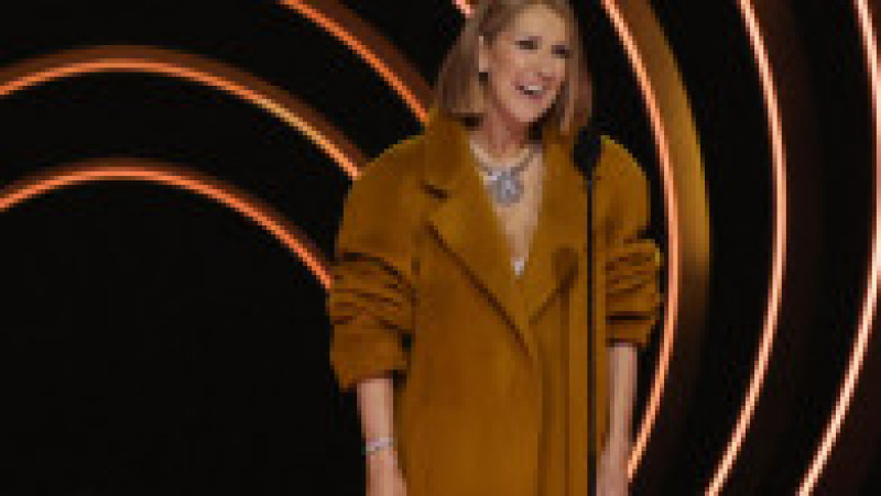 Cântăreaţa canadiană Celine Dion, care a fost diagnosticată cu sindromul persoanei rigide, a urcat pe scena ceremoniei de decernare a Premiilor Grammy 2024 pentru a înmâna premiul "Albumul anului" FOTO: Profimedia Images | Poza 6 din 31