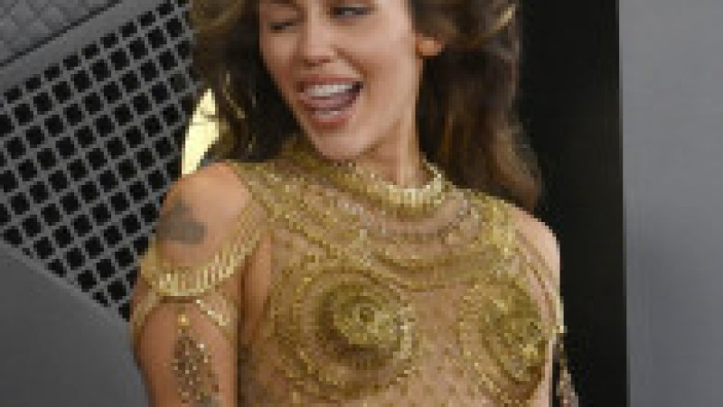 Miley Cyrus a avut cinci ținute la Grammy 2024, iar pe covorul roșu a apărut într-o rochie făcută din ace de siguranță din aur FOTO: Profimedia Images | Poza 4 din 20