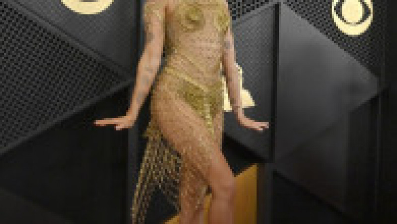 Miley Cyrus a avut cinci ținute la Grammy 2024, iar pe covorul roșu a apărut într-o rochie făcută din ace de siguranță din aur FOTO: Profimedia Images | Poza 5 din 20
