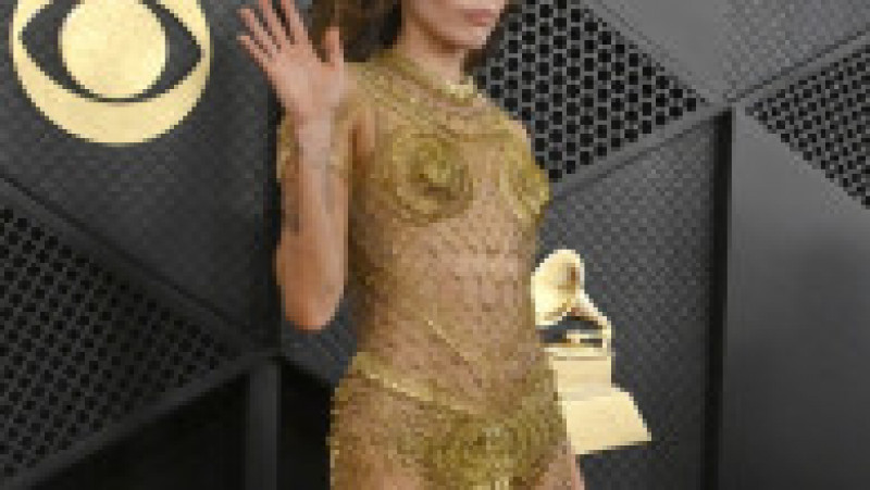 Miley Cyrus a avut cinci ținute la Grammy 2024, iar pe covorul roșu a apărut într-o rochie făcută din ace de siguranță din aur FOTO: Profimedia Images | Poza 2 din 20
