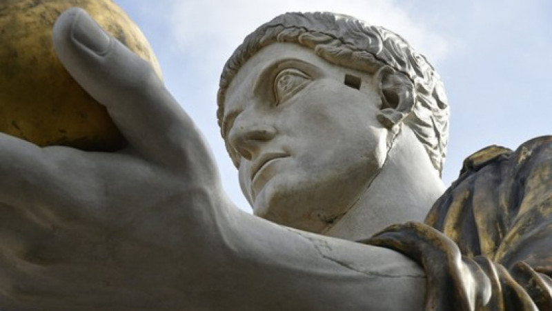 O reproducere a statuii lui Constantin, de 13 metri înălţime, a fost dezvelită marţi la Roma. Foto: Profimedia