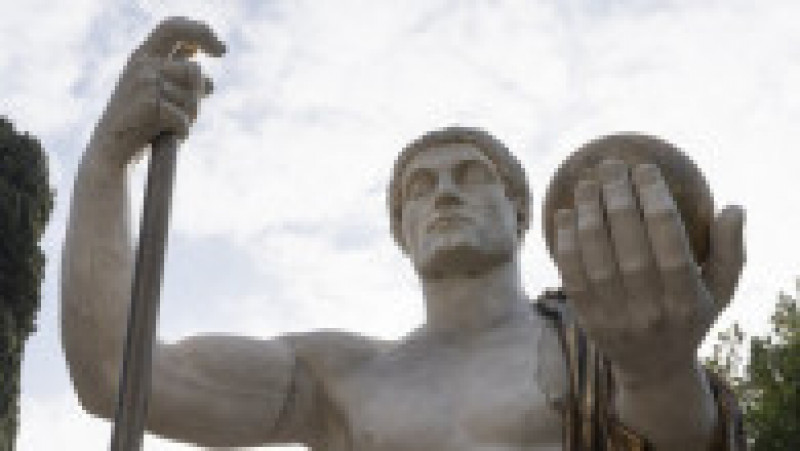 O reproducere a statuii lui Constantin, de 13 metri înălţime, a fost dezvelită marţi la Roma. Foto: Profimedia | Poza 6 din 14