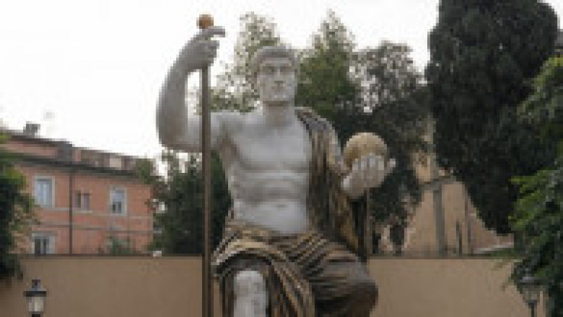 O reproducere a statuii lui Constantin, de 13 metri înălţime, a fost dezvelită marţi la Roma. Foto: Profimedia | Poza 7 din 14