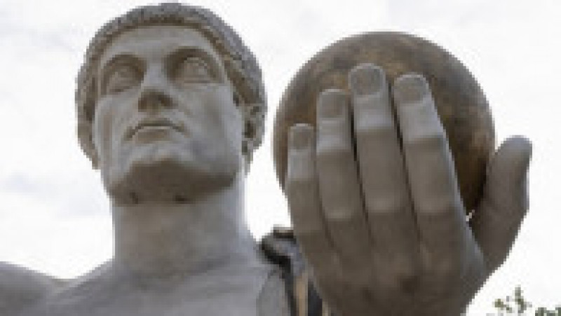 O reproducere a statuii lui Constantin, de 13 metri înălţime, a fost dezvelită marţi la Roma. Foto: Profimedia | Poza 11 din 14