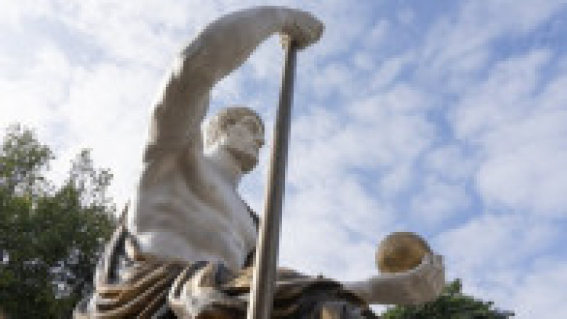 O reproducere a statuii lui Constantin, de 13 metri înălţime, a fost dezvelită marţi la Roma. Foto: Profimedia | Poza 4 din 14