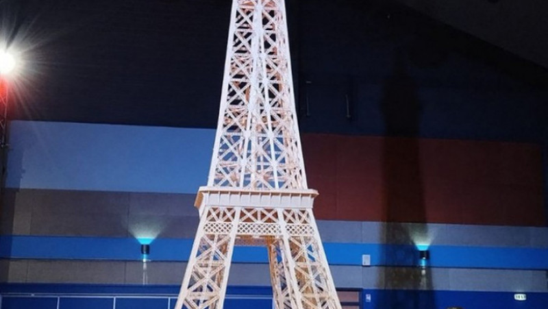 După ce a lucrat 8 ani la modelul Turnului Eiffel, recordul pentru cea mai înaltă structură făcută din chibrituri i-a fost invalidat de Guiness World Records. Foto: Profimedia Images