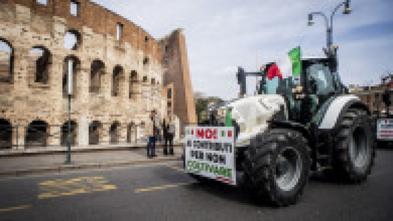 Aceste vehicule, din care care câte unul a fost vopsit în verde, alb şi roşu, culorile drapelului Italiei, fac parte dintr-o adunare cu peste 300 de tractoare ale agricultorilor care s-au strâns de mai multe zile la porţile Romei, unde aşteaptă autorizaţia să intre în centrul oraşului. Foto Profimedia Images | Poza 2 din 18