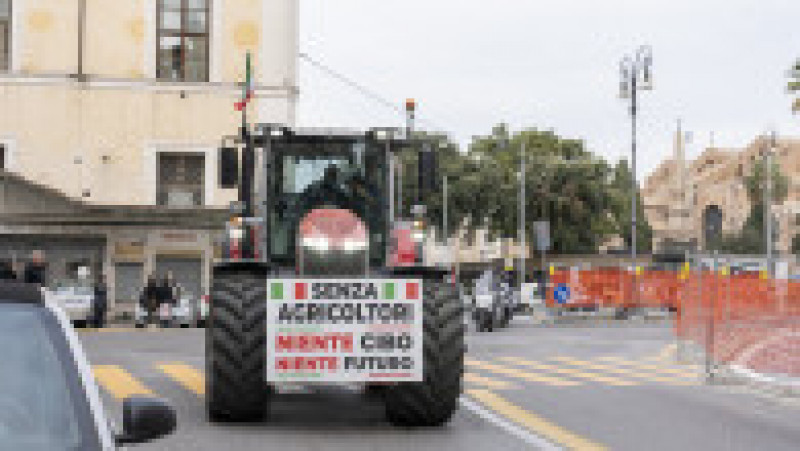 Aceste vehicule, din care care câte unul a fost vopsit în verde, alb şi roşu, culorile drapelului Italiei, fac parte dintr-o adunare cu peste 300 de tractoare ale agricultorilor care s-au strâns de mai multe zile la porţile Romei, unde aşteaptă autorizaţia să intre în centrul oraşului. Foto Profimedia Images | Poza 13 din 18
