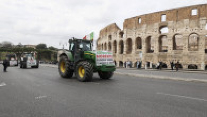 Aceste vehicule, din care care câte unul a fost vopsit în verde, alb şi roşu, culorile drapelului Italiei, fac parte dintr-o adunare cu peste 300 de tractoare ale agricultorilor care s-au strâns de mai multe zile la porţile Romei, unde aşteaptă autorizaţia să intre în centrul oraşului. Foto Profimedia Images | Poza 14 din 18