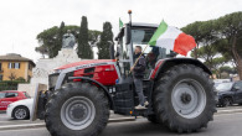 Aceste vehicule, din care care câte unul a fost vopsit în verde, alb şi roşu, culorile drapelului Italiei, fac parte dintr-o adunare cu peste 300 de tractoare ale agricultorilor care s-au strâns de mai multe zile la porţile Romei, unde aşteaptă autorizaţia să intre în centrul oraşului. Foto Profimedia Images | Poza 10 din 18