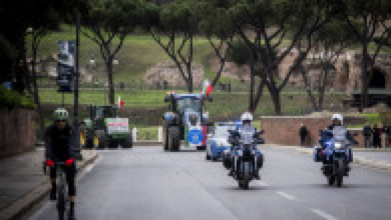 Aceste vehicule, din care care câte unul a fost vopsit în verde, alb şi roşu, culorile drapelului Italiei, fac parte dintr-o adunare cu peste 300 de tractoare ale agricultorilor care s-au strâns de mai multe zile la porţile Romei, unde aşteaptă autorizaţia să intre în centrul oraşului. Foto Profimedia Images | Poza 9 din 18