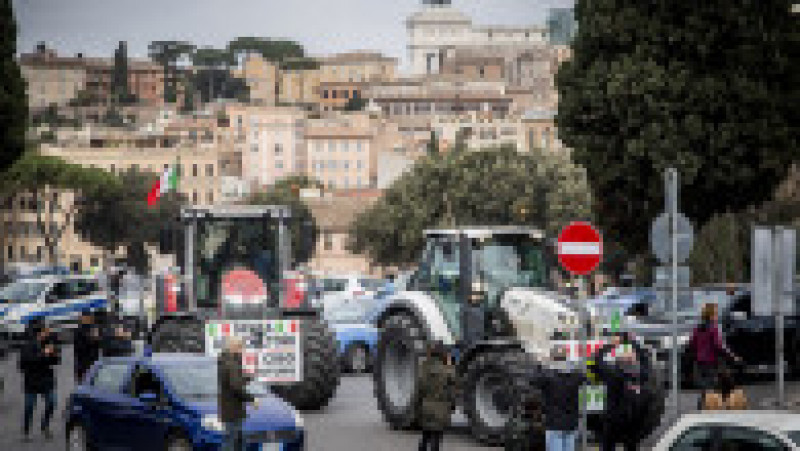 Aceste vehicule, din care care câte unul a fost vopsit în verde, alb şi roşu, culorile drapelului Italiei, fac parte dintr-o adunare cu peste 300 de tractoare ale agricultorilor care s-au strâns de mai multe zile la porţile Romei, unde aşteaptă autorizaţia să intre în centrul oraşului. Foto Profimedia Images | Poza 6 din 18