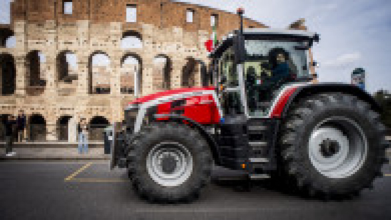 Aceste vehicule, din care care câte unul a fost vopsit în verde, alb şi roşu, culorile drapelului Italiei, fac parte dintr-o adunare cu peste 300 de tractoare ale agricultorilor care s-au strâns de mai multe zile la porţile Romei, unde aşteaptă autorizaţia să intre în centrul oraşului. Foto Profimedia Images | Poza 8 din 18