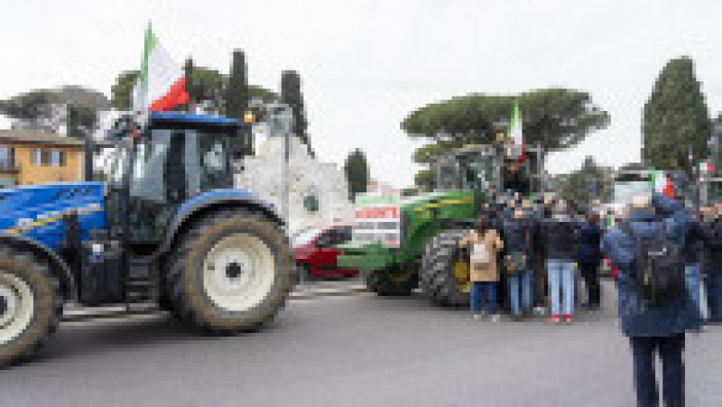 Aceste vehicule, din care care câte unul a fost vopsit în verde, alb şi roşu, culorile drapelului Italiei, fac parte dintr-o adunare cu peste 300 de tractoare ale agricultorilor care s-au strâns de mai multe zile la porţile Romei, unde aşteaptă autorizaţia să intre în centrul oraşului. Foto Profimedia Images | Poza 18 din 18