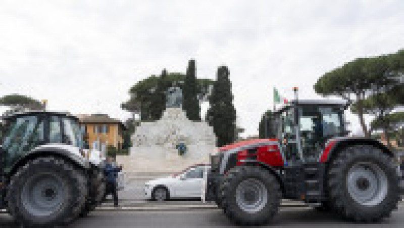 Aceste vehicule, din care care câte unul a fost vopsit în verde, alb şi roşu, culorile drapelului Italiei, fac parte dintr-o adunare cu peste 300 de tractoare ale agricultorilor care s-au strâns de mai multe zile la porţile Romei, unde aşteaptă autorizaţia să intre în centrul oraşului. Foto Profimedia Images | Poza 17 din 18