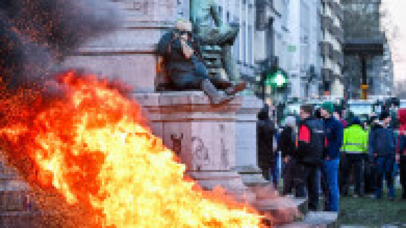 Fermierii furioși au aprins focuri în fața Parlamentului European, după ce ieri au intrat cu tractoarele în Bruxelles. FOTO: Profimedia Images | Poza 10 din 22