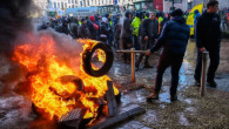 Fermierii furioși au aprins focuri în fața Parlamentului European, după ce ieri au intrat cu tractoarele în Bruxelles. FOTO: Profimedia Images | Poza 5 din 22