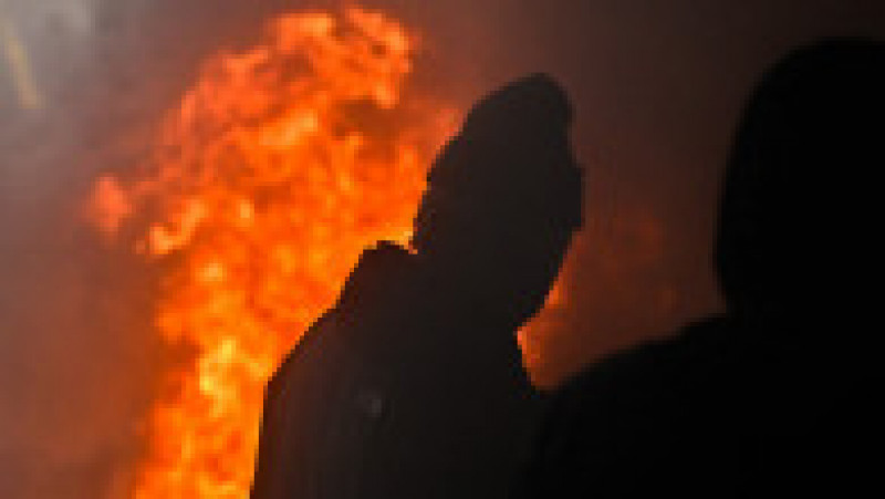 Fermierii furioși au aprins focuri în fața Parlamentului European, după ce ieri au intrat cu tractoarele în Bruxelles. FOTO: Profimedia Images | Poza 3 din 22