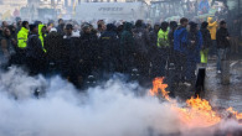 Fermierii furioși au aprins focuri în fața Parlamentului European, după ce ieri au intrat cu tractoarele în Bruxelles. FOTO: Profimedia Images | Poza 8 din 22