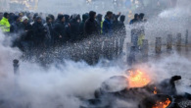 Fermierii furioși au aprins focuri în fața Parlamentului European, după ce ieri au intrat cu tractoarele în Bruxelles. FOTO: Profimedia Images | Poza 11 din 22