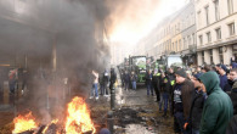 Fermierii furioși au aprins focuri în fața Parlamentului European, după ce ieri au intrat cu tractoarele în Bruxelles. FOTO: Profimedia Images | Poza 1 din 22