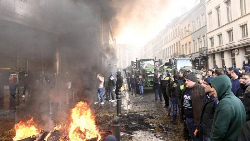 Fermierii furioși au aprins focuri în fața Parlamentului European, după ce ieri au intrat cu tractoarele în Bruxelles. FOTO: Profimedia Images