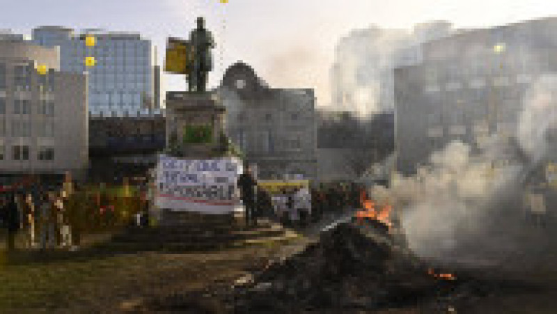 Fermierii furioși au aprins focuri în fața Parlamentului European, după ce ieri au intrat cu tractoarele în Bruxelles. FOTO: Profimedia Images | Poza 2 din 22