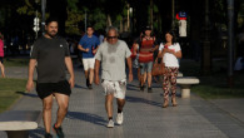 Sute de persoane au luat cu asalt râurile şi s-au răcorit la duşurile publice pentru a face faţă căldurii. FOTO: Profimedia Images | Poza 6 din 7