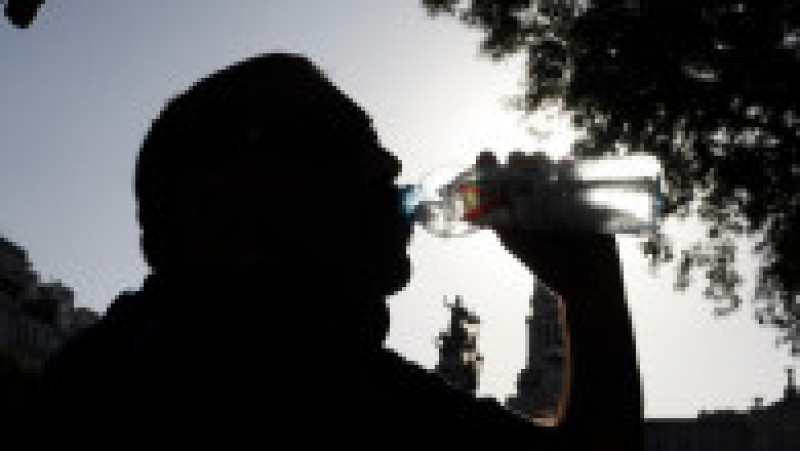 Sute de persoane au luat cu asalt râurile şi s-au răcorit la duşurile publice pentru a face faţă căldurii. FOTO: Profimedia Images | Poza 5 din 7