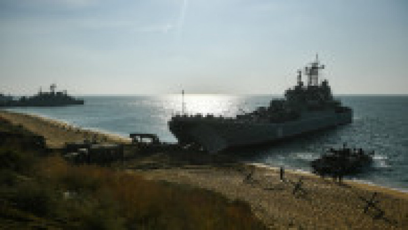 Imagine de arhivă cu nava de desant „Cezar Kunikov” la manevre militare care presupun debarcarea de trupe, Crimeea 2021. Foto: Profimedia Images | Poza 4 din 7