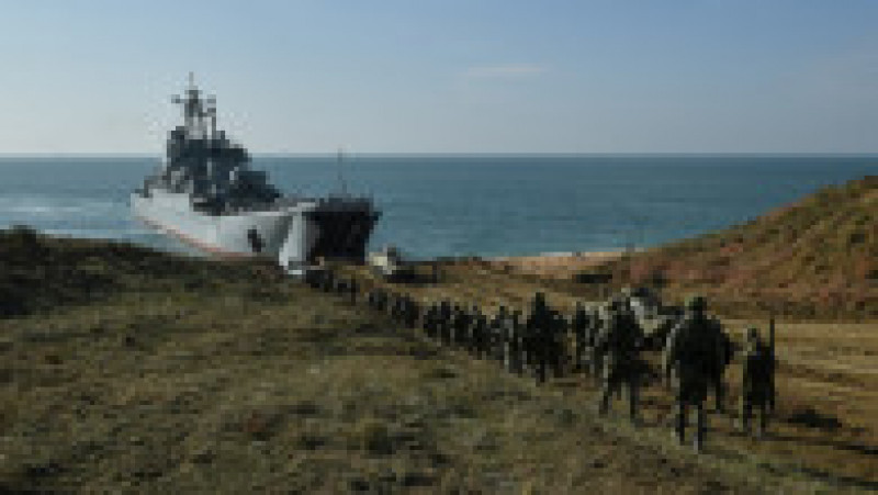 Imagine de arhivă cu nava de desant „Cezar Kunikov” la manevre militare care presupun debarcarea de trupe, Crimeea 2021. Foto: Profimedia Images | Poza 2 din 7