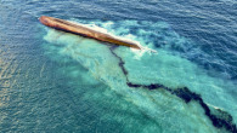 Autoritățile din Trinidad și Tobago au spus că nu știu de unde provine vasul răsturnat sau ce fel de navă este. Foto: Profimedia Images | Poza 4 din 7