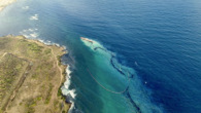 Oficialii au trimis scafandrii în încercarea de a astupa locul prin care se scurge petrolul, dar misiunea a eșuat. Foto: Profimedia Images | Poza 3 din 7