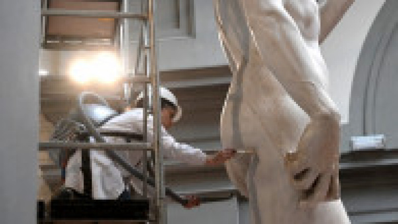 Restauratoarea italiană, Eleonora Pucci, curăță de praf statuia David a lui Michelangelo, la Galleria dell