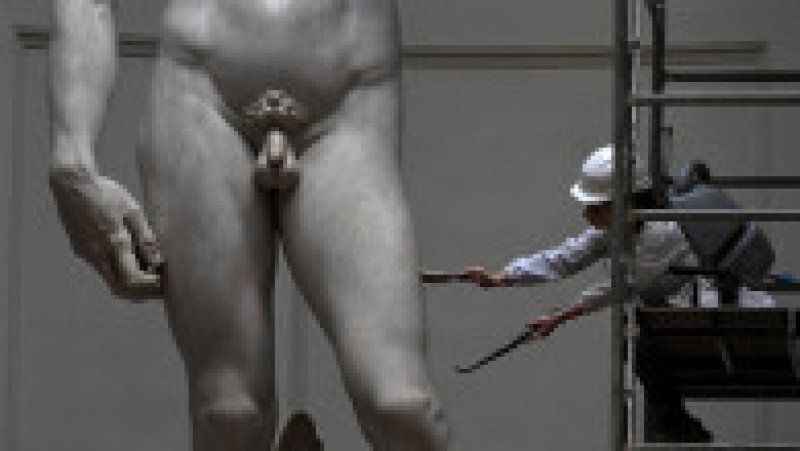 Restauratoarea italiană, Eleonora Pucci, curăță de praf statuia David a lui Michelangelo, la Galleria dell