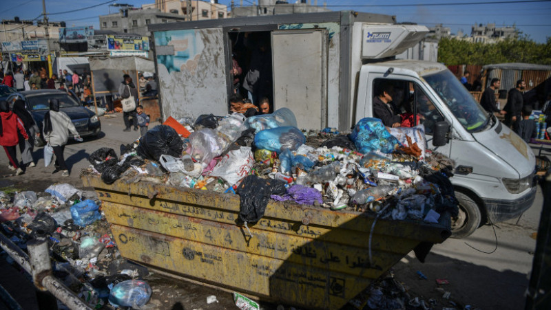 Străzile din Fâșia Gaza sunt pline de gunoaie, iar riscul de boli precum holeră, difterie și febră tifoidă este în creștere. Sursa foto: Profimedia Images