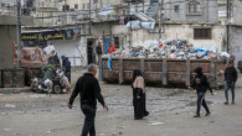 Străzile din Fâșia Gaza sunt pline de gunoaie, iar riscul de boli precum holeră, difterie și febră tifoidă este în creștere. Sursa foto: Profimedia Images | Poza 13 din 40