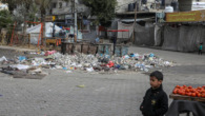 Străzile din Fâșia Gaza sunt pline de gunoaie, iar riscul de boli precum holeră, difterie și febră tifoidă este în creștere. Sursa foto: Profimedia Images | Poza 8 din 40