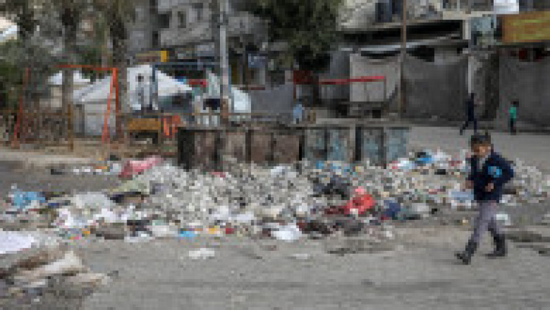 Străzile din Fâșia Gaza sunt pline de gunoaie, iar riscul de boli precum holeră, difterie și febră tifoidă este în creștere. Sursa foto: Profimedia Images | Poza 9 din 40