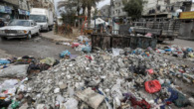 Străzile din Fâșia Gaza sunt pline de gunoaie, iar riscul de boli precum holeră, difterie și febră tifoidă este în creștere. Sursa foto: Profimedia Images | Poza 24 din 40