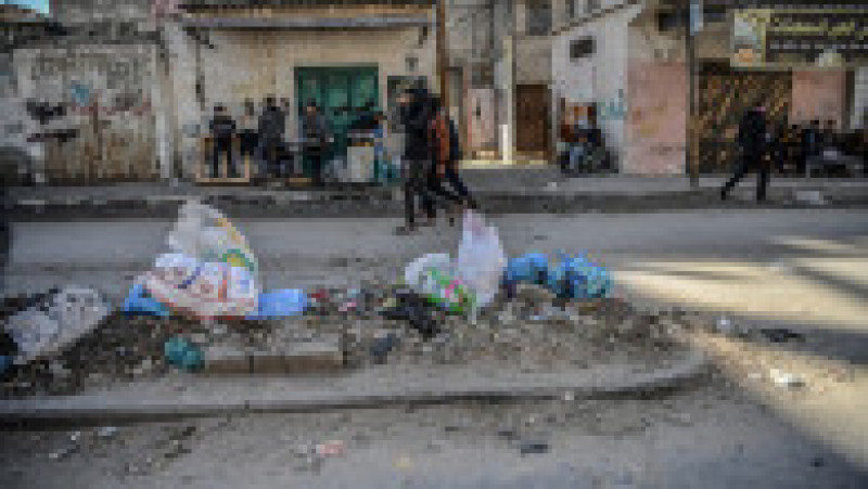 Străzile din Fâșia Gaza sunt pline de gunoaie, iar riscul de boli precum holeră, difterie și febră tifoidă este în creștere. Sursa foto: Profimedia Images | Poza 33 din 40