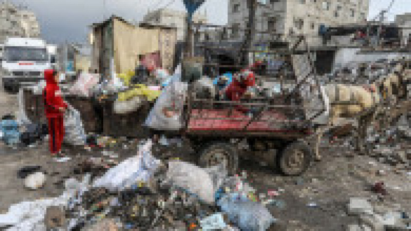 Străzile din Fâșia Gaza sunt pline de gunoaie, iar riscul de boli precum holeră, difterie și febră tifoidă este în creștere. Sursa foto: Profimedia Images | Poza 25 din 40