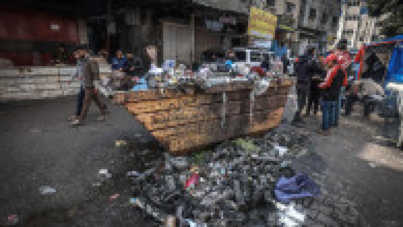 Străzile din Fâșia Gaza sunt pline de gunoaie, iar riscul de boli precum holeră, difterie și febră tifoidă este în creștere. Sursa foto: Profimedia Images | Poza 39 din 40