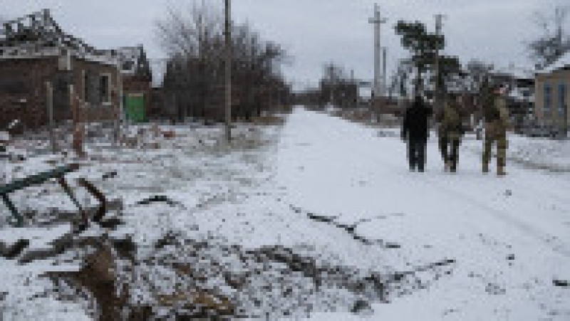 Localnici și militari ruși pe o stradă în Avdiivka. Foto: Profimedia Images | Poza 11 din 13